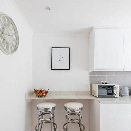 Gorgeous Modern Apartment Near Redhill Station Inc Private Garden & Parking Экстерьер фото