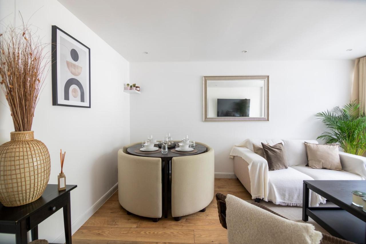 Gorgeous Modern Apartment Near Redhill Station Inc Private Garden & Parking Экстерьер фото
