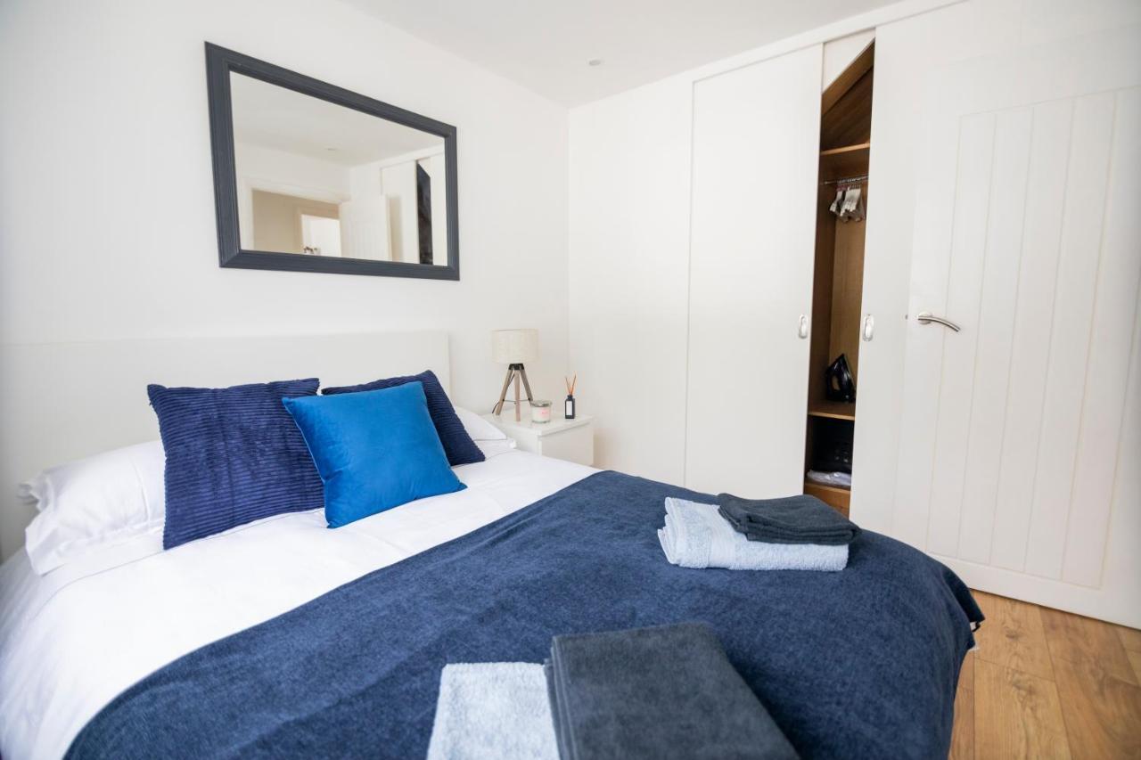 Gorgeous Modern Apartment Near Redhill Station Inc Private Garden & Parking Экстерьер фото