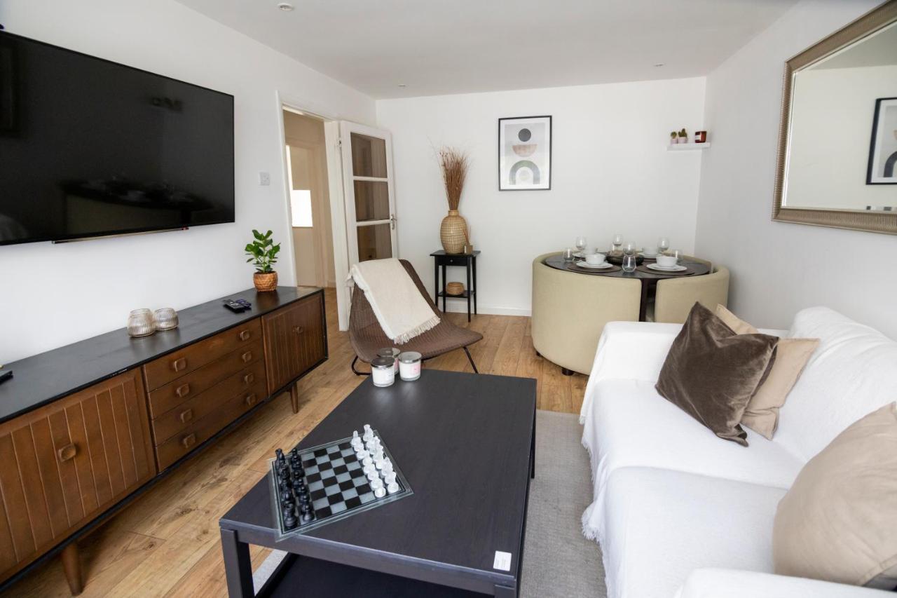 Gorgeous Modern Apartment Near Redhill Station Inc Private Garden & Parking Экстерьер фото
