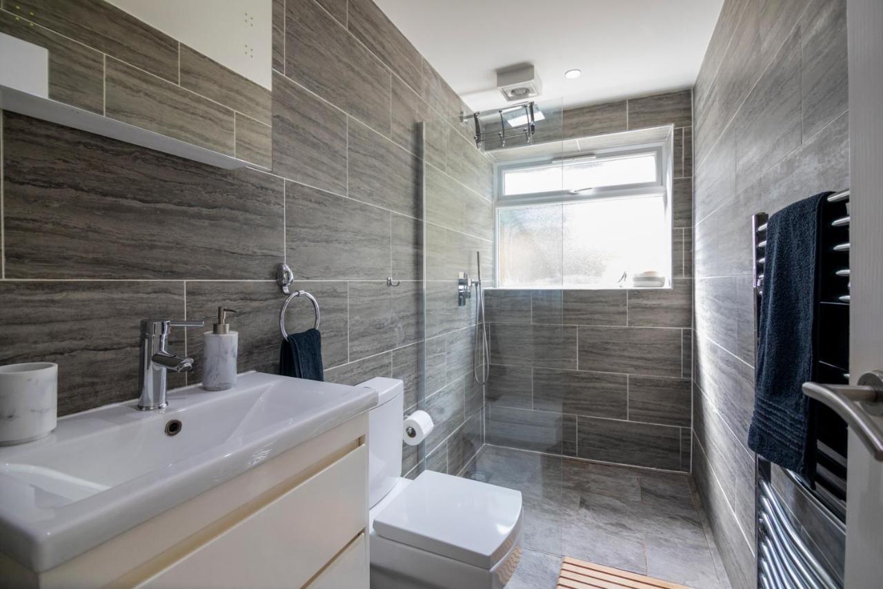 Gorgeous Modern Apartment Near Redhill Station Inc Private Garden & Parking Экстерьер фото