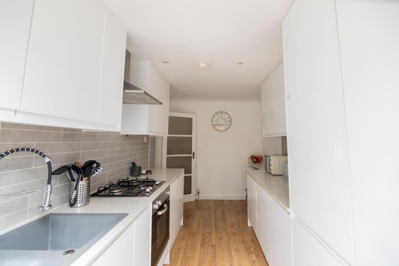 Gorgeous Modern Apartment Near Redhill Station Inc Private Garden & Parking Экстерьер фото
