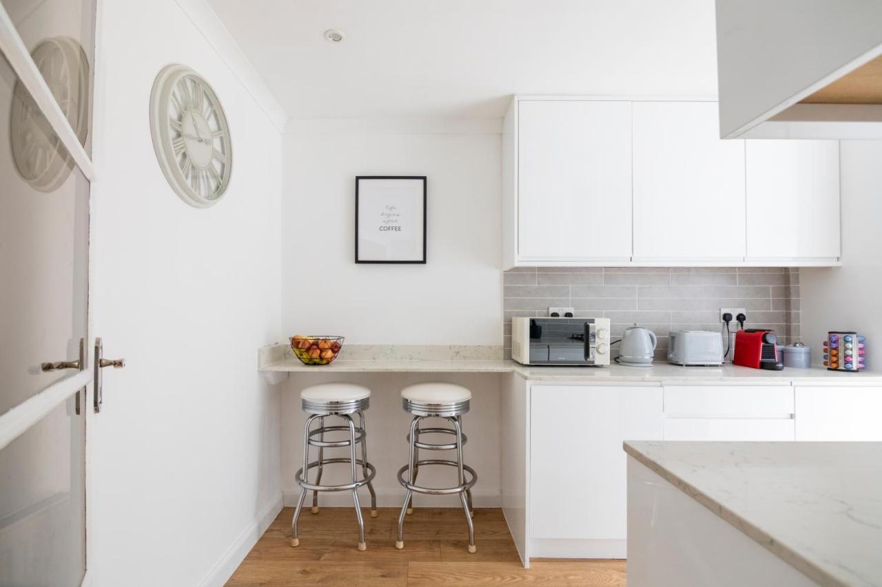 Gorgeous Modern Apartment Near Redhill Station Inc Private Garden & Parking Экстерьер фото