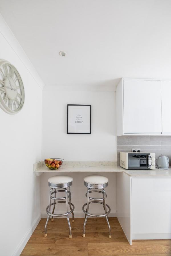 Gorgeous Modern Apartment Near Redhill Station Inc Private Garden & Parking Экстерьер фото