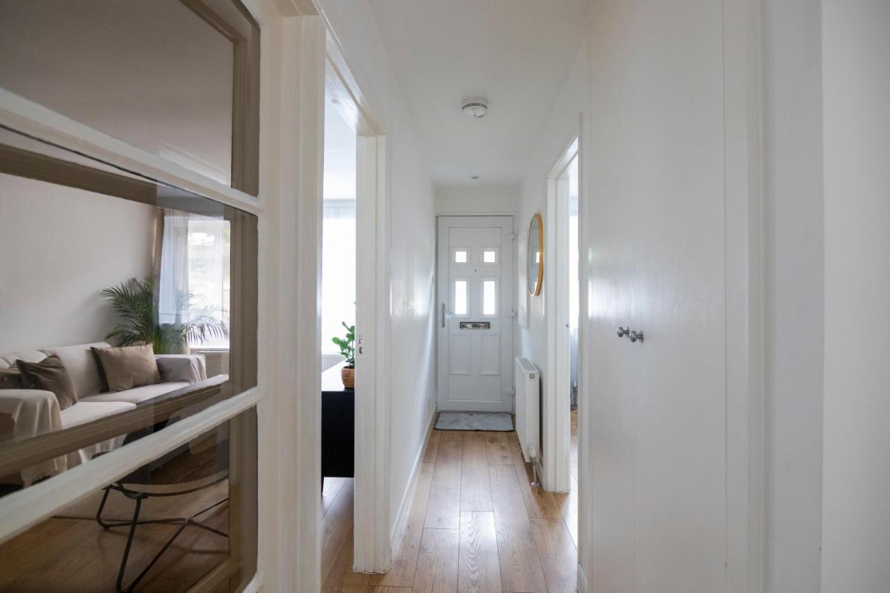 Gorgeous Modern Apartment Near Redhill Station Inc Private Garden & Parking Экстерьер фото