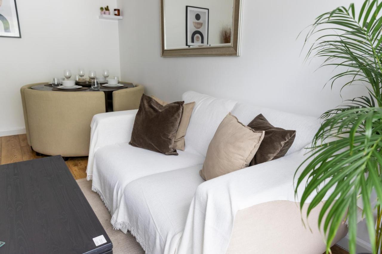 Gorgeous Modern Apartment Near Redhill Station Inc Private Garden & Parking Экстерьер фото