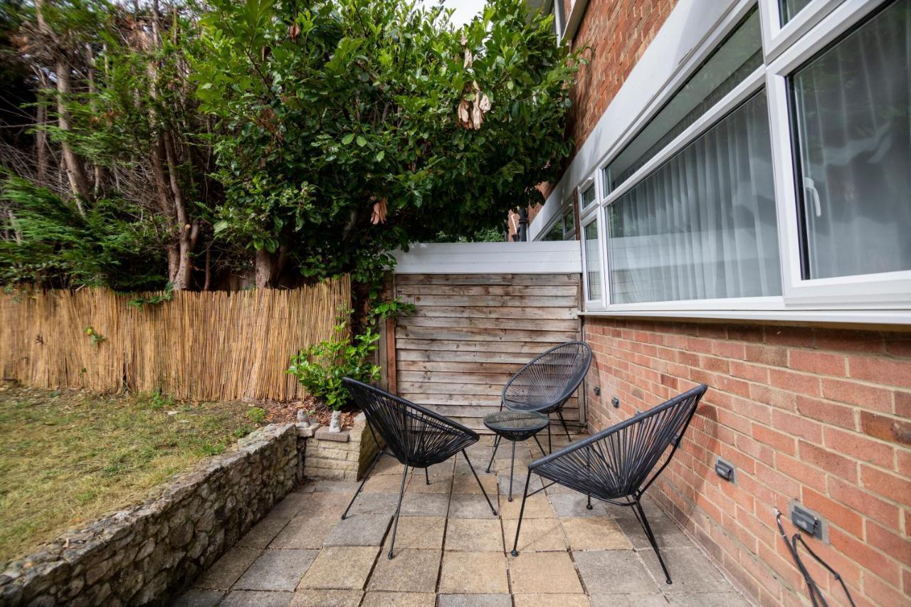 Gorgeous Modern Apartment Near Redhill Station Inc Private Garden & Parking Экстерьер фото